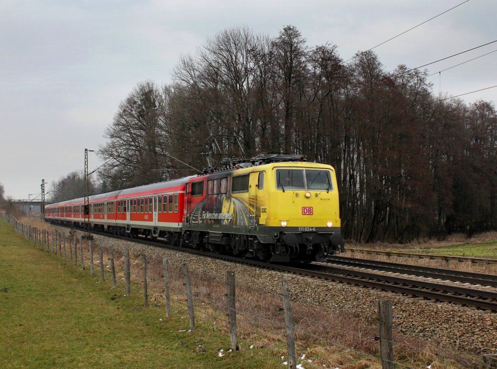 Die 111 024 mit einer RB nach Salzburg am 01.04.2013 unterwegs bei Vogl.