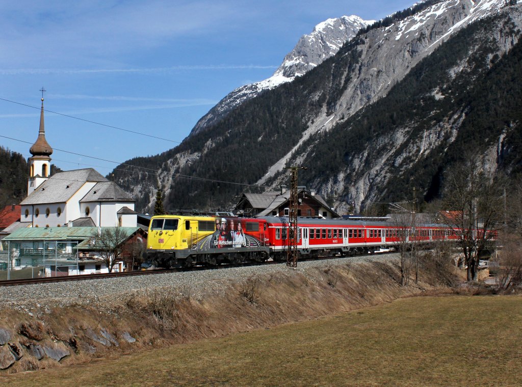 Die 111 024 mit einer RB nach Innsbruck am 04.04.2013 unterwegs bei Scharnitz.