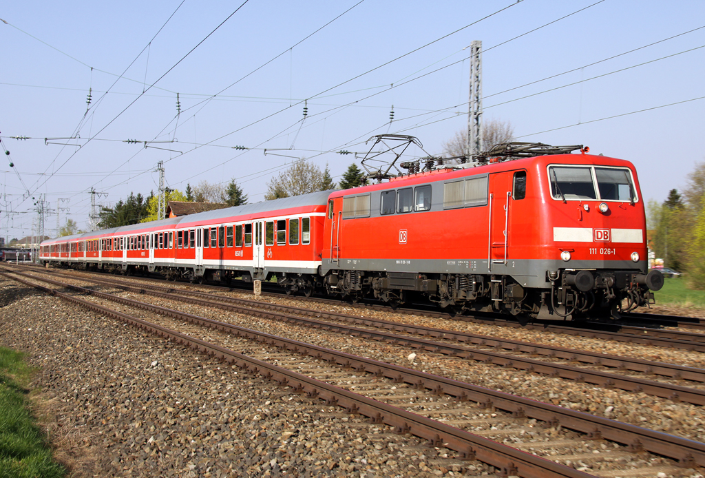 Die 111 026-1 rennt mit der RB von Mnchen nach Garmisch durch Mnchen Westkreuz am 25.04.2013