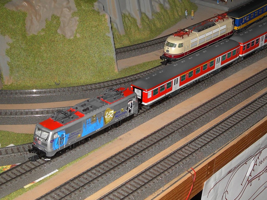 Die 111 027 (850 Jahre Mnchen) mit einem RE bei der Ausfahrt aus dem Bahnhof, im Hintergrund ist eine 103 zu sehen . 