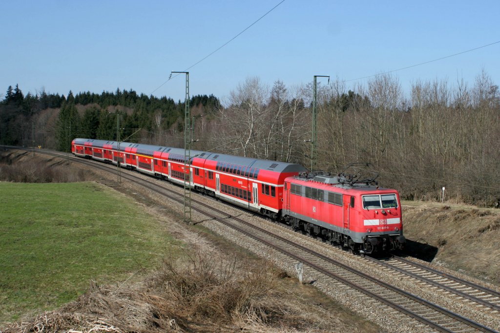 Die 111 027-9 schiebt den RE von Salzburg nach Mnchen bei Lauter am 20.03.2011