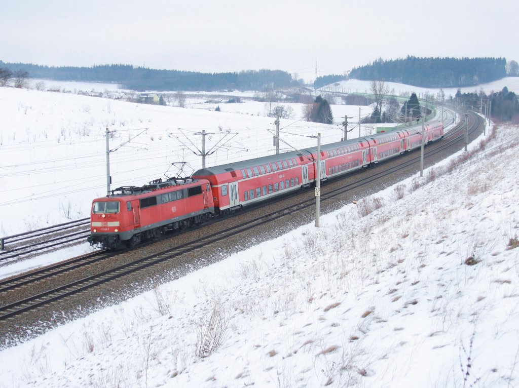 Die 111 028 am 03.01.2011 mit einem RE unterwegs bei Hebertshausen. 