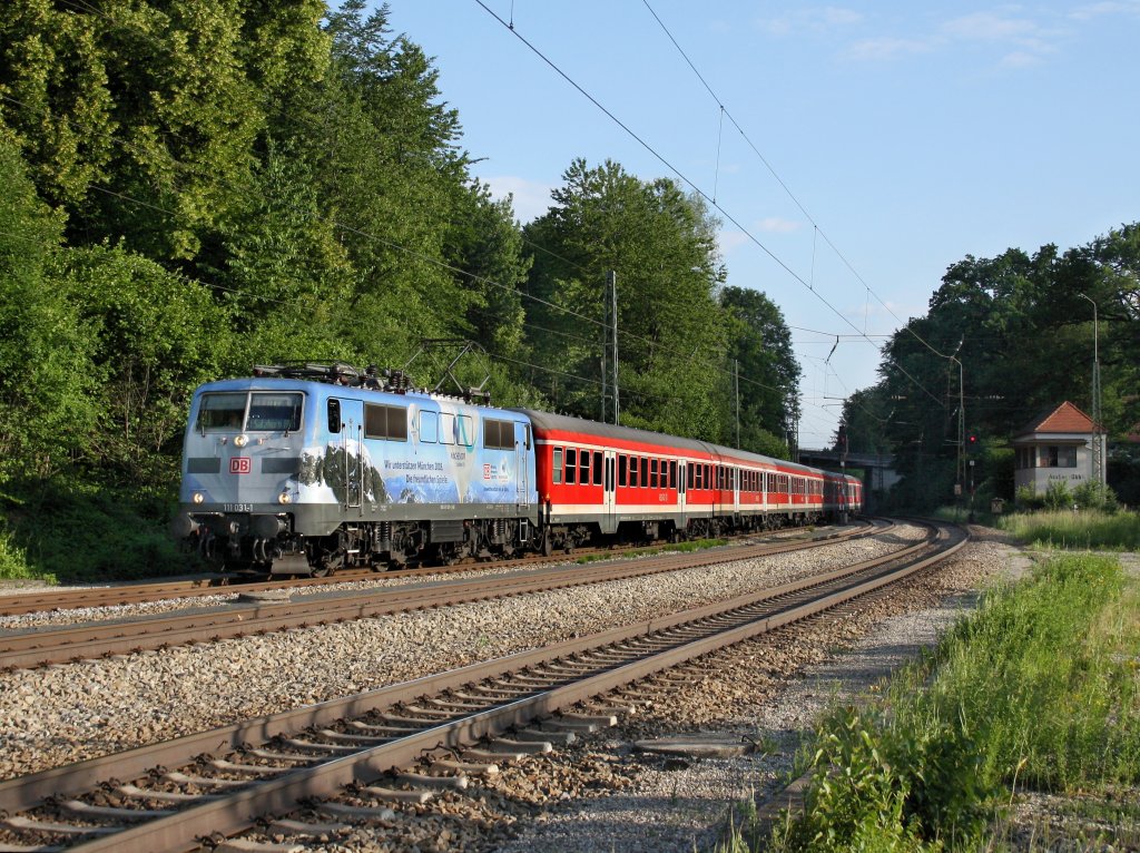 Die 111 031 am 05.06.2011 mit einer RB nach Salzburg die wegen Bauarbeiten in �bersee endete bei der Einfahrt in A�ling. 