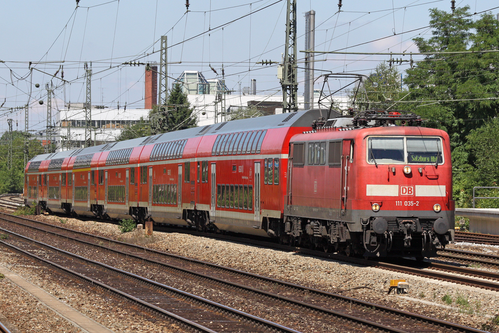 Die 111 035-2 in Mnchen Heimeranplatz am 31,07,10