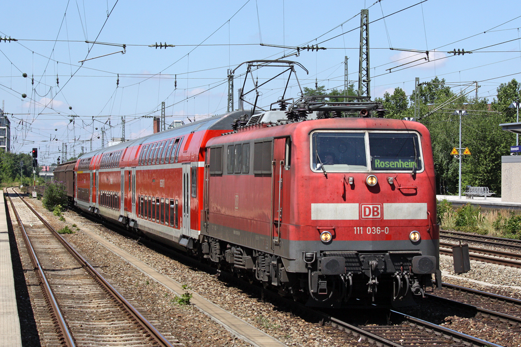 Die 111 036-0 in Mnchen Heimeranplatz am 31,07,10