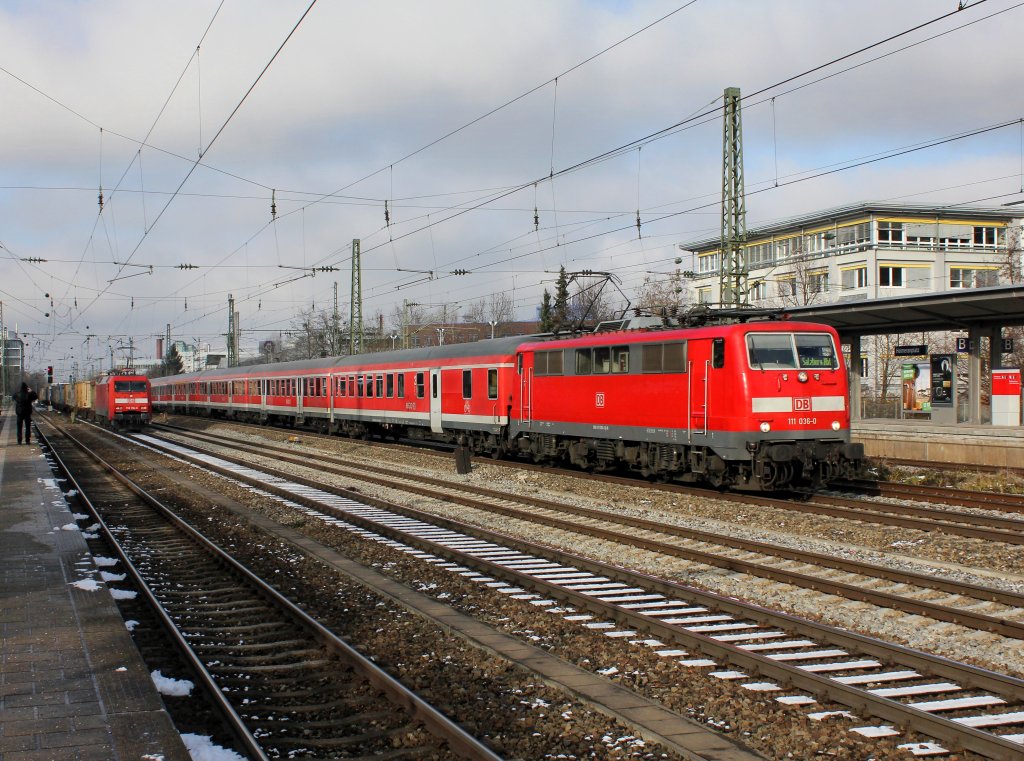 Die 111 036 mit einem RE nach Salzburg und die 152 156 mit einem KLV-Zug am 01.12.2012 bei der Durchfahrt am Heimeranplatz (Mnchen)