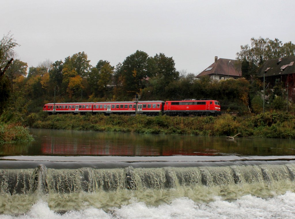 Die 111 036 mit einer RB nach Landshut am 20.10.2012 unterwegs bei Moosburg.