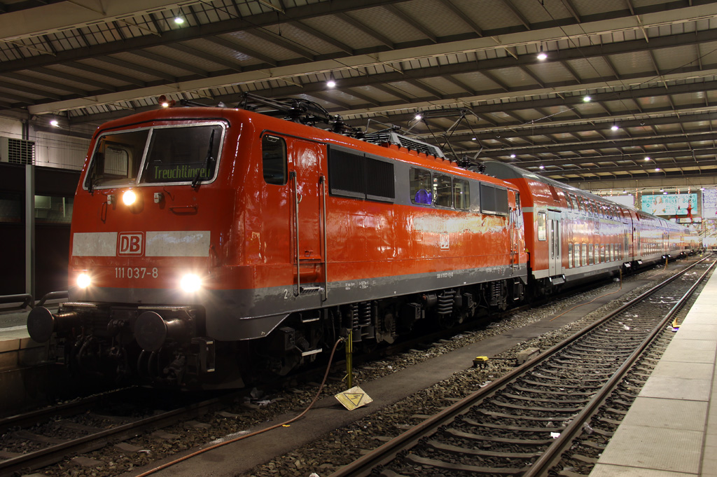 Die 111 037-8 mit der RB nach Treuchtlingen in Mnchen Hbf am 07.12.2012