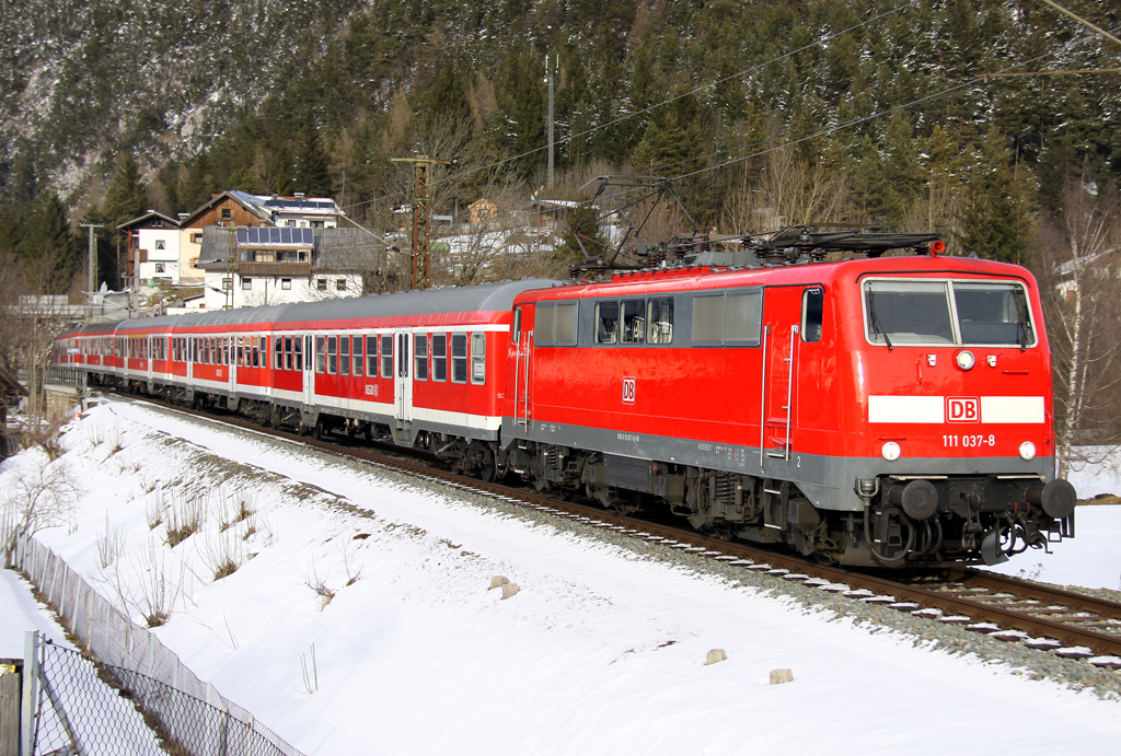 Die 111 037-8 mit RB von Mnchen nach Innsbruck bei Scharnitz am 16.03.2013