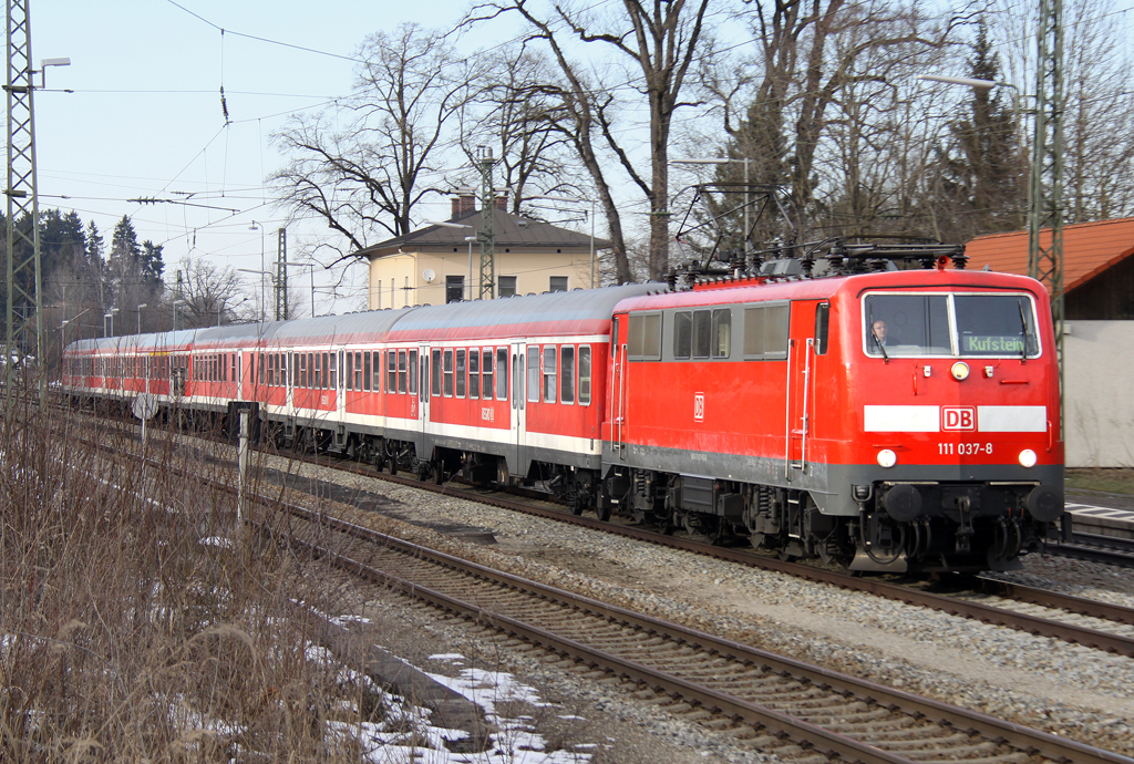 Die 111 037-8 mit RE von Mnchen nach Kufstein durch Aling am 05.03.2013