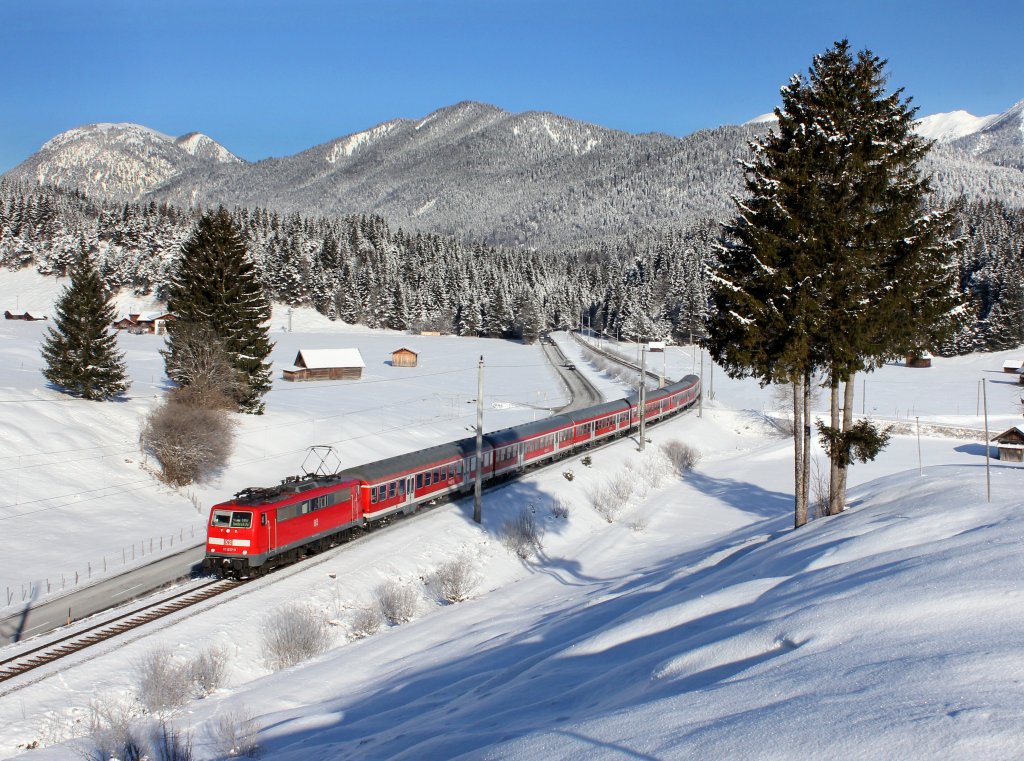 Die 111 037 mit einer RB nach Innsbruck am 16.03.2013 unterwegs bei Klais.