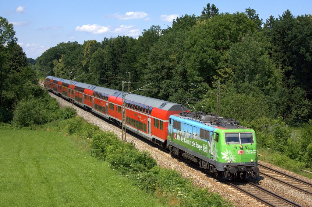 Die 111 039-4 (DAV) am 10.07.2012 mit einem RE von Mnchen nach Salzburg in Gutmart.