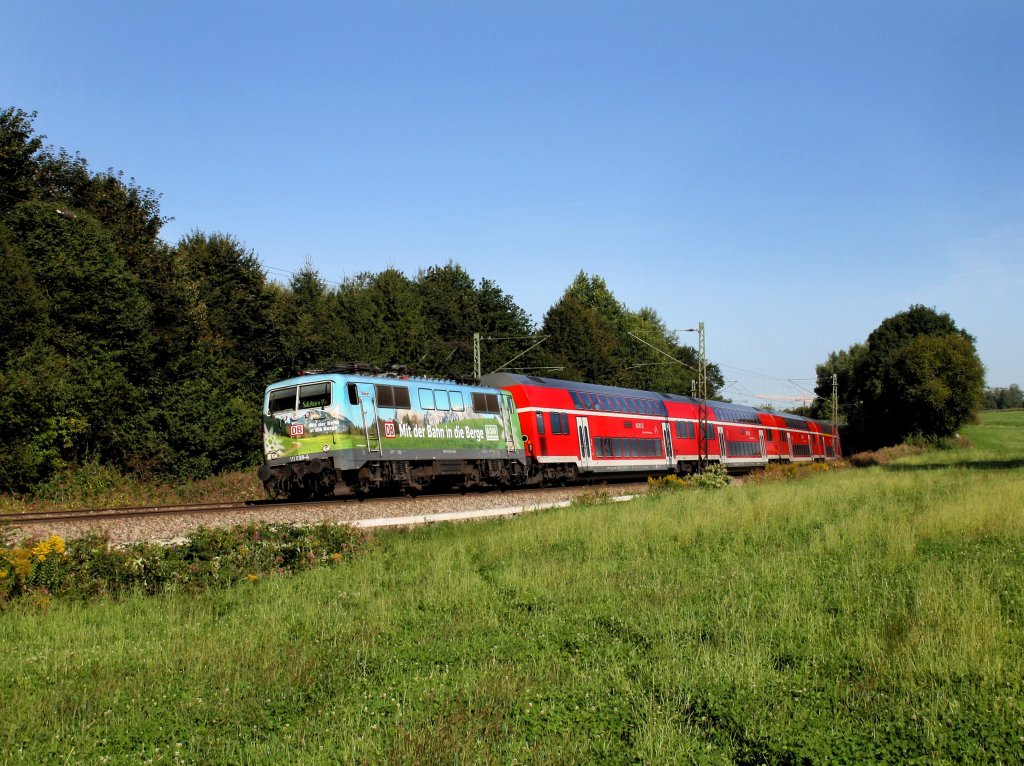 Die 111 039 mit einem RE nach Salzburg am 03.09.2011 unterwegs bei Ostermnchen. 