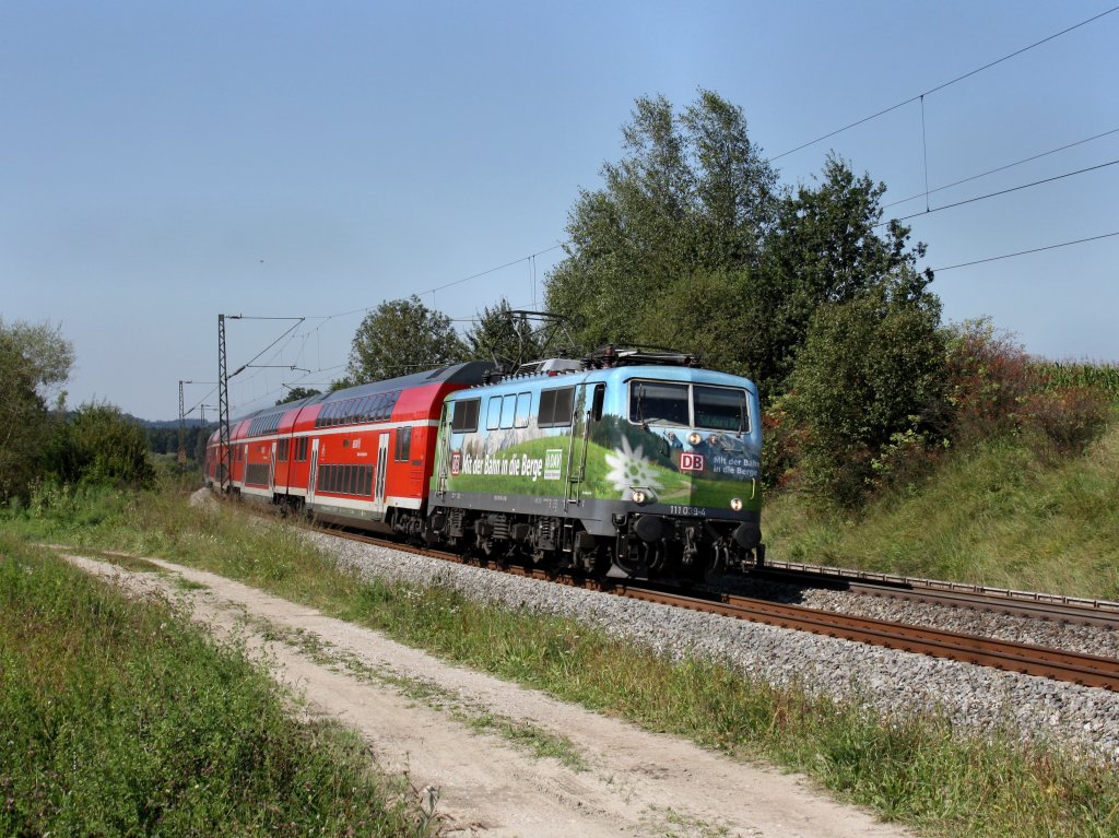 Die 111 039 mit einem RE nach Salzburg am 03.09.2011 unterwegs bei Ostermnchen. 