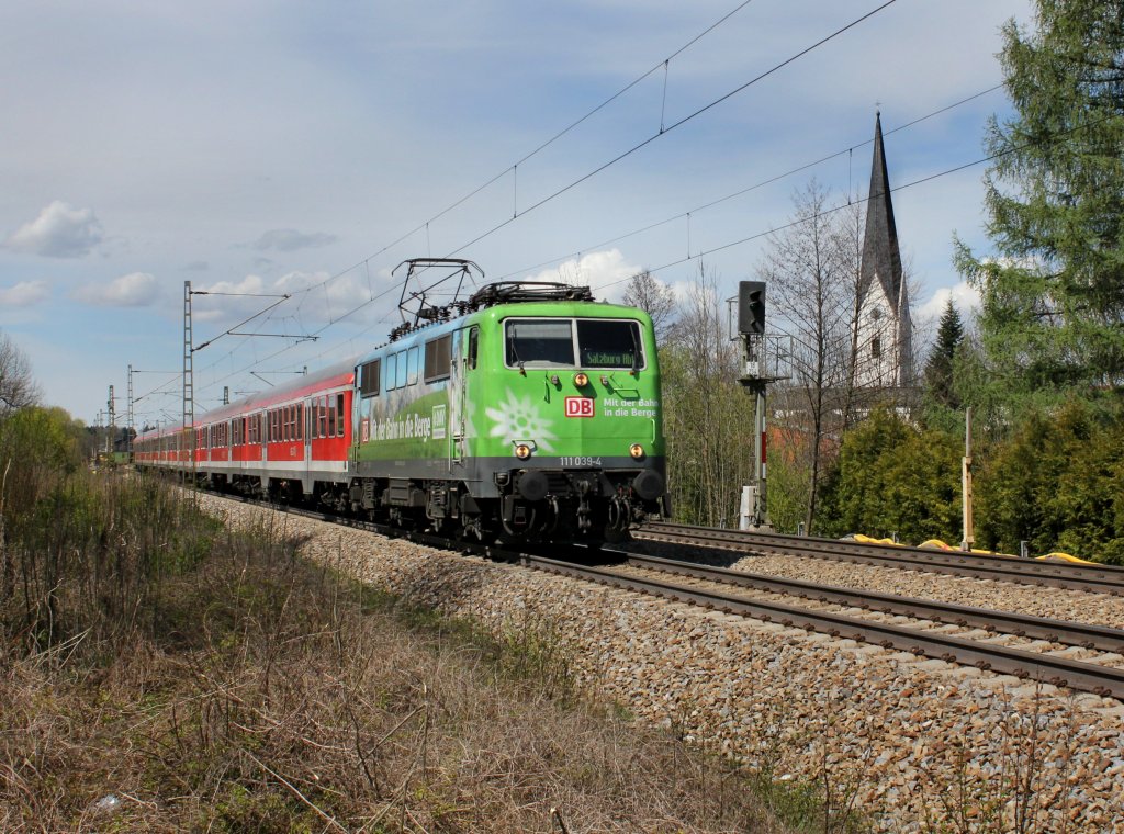 Die 111 039 mit einem RE nach Salzburg am 19.04.2012 unterwegs bei Grokarolinenfeld.