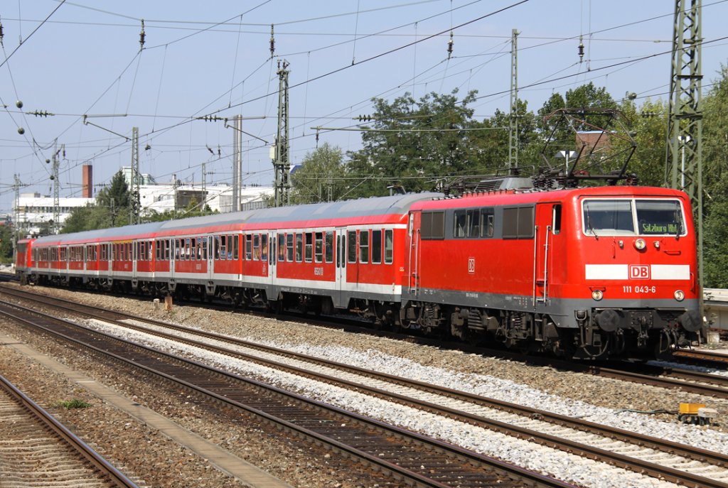 Die 111 043-6 und 111 022-0 fahren der RE von Mnchen nach Salzburg durch Mnchen Heimeranplatz am 10.09.2012