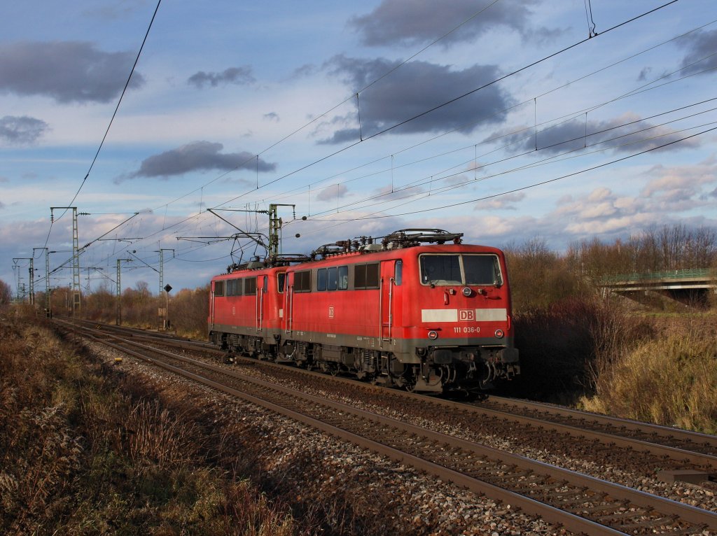 Die 111 043 mit der 111 036 im Schlepp am 13.11.2010 bei der Durchfahrt in Obertraubling. 