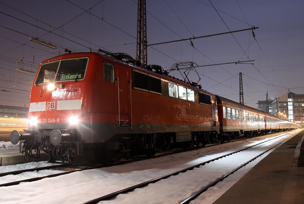 Die 111 046-9 mit dem RE nach Freilassing in Mnchen HBF am 26.01.2013