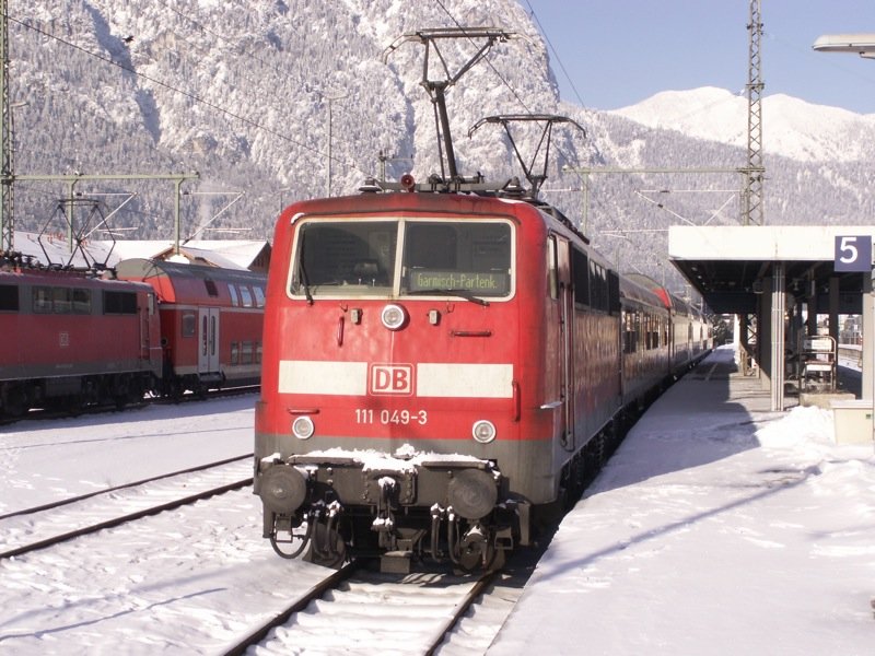 Die 111 049-3 beim Sonnenbad und whrend der Wende im verschneiten Garmisch-Partenkirchen vor der Rckfahrt mit RB nach Mnchen.