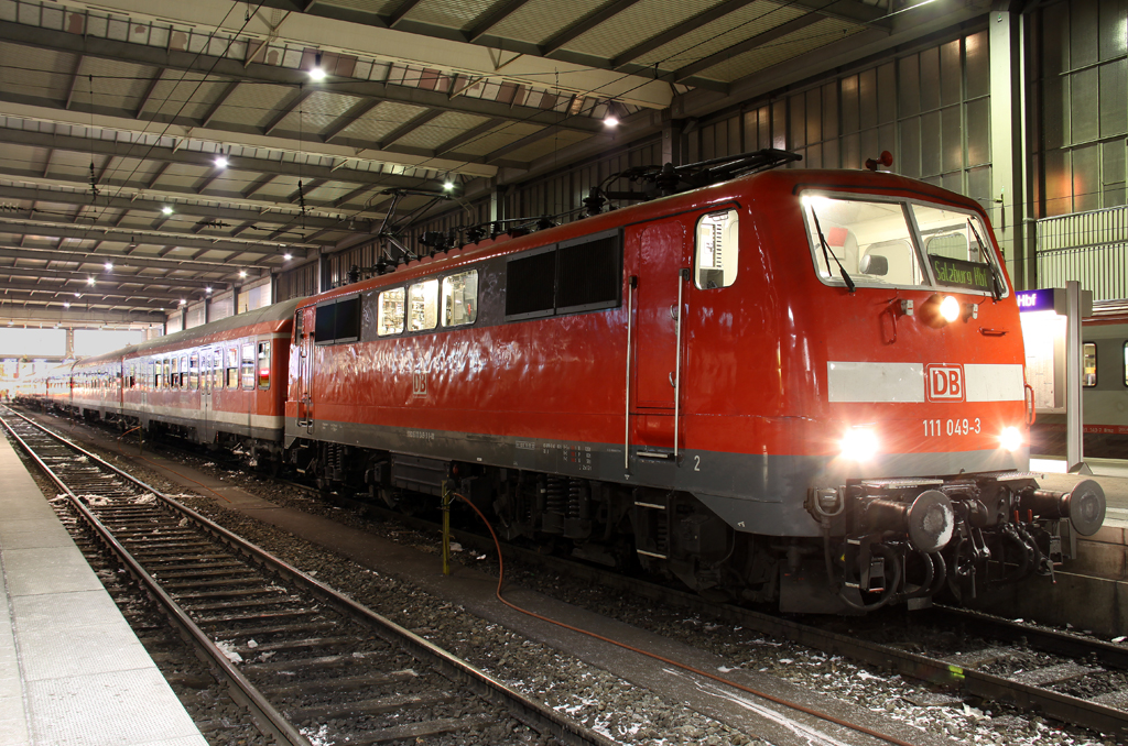 Die 111 049-3 mit dem RE nach Salzburg in Mnchen HBF am 07.12.2012