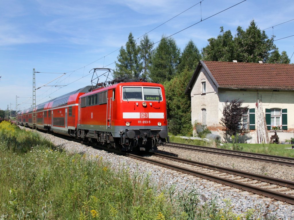 Die 111 053 mit einem RE nach Salzburg  am 14.08.2011 unterwegs bei Grokarolinenfeld. 