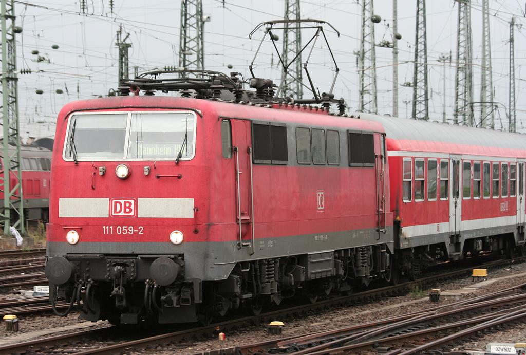 Die 111 059-2 stellt eine RB in Frankfurt a.M. HBF am 17.08.2010 bereit
