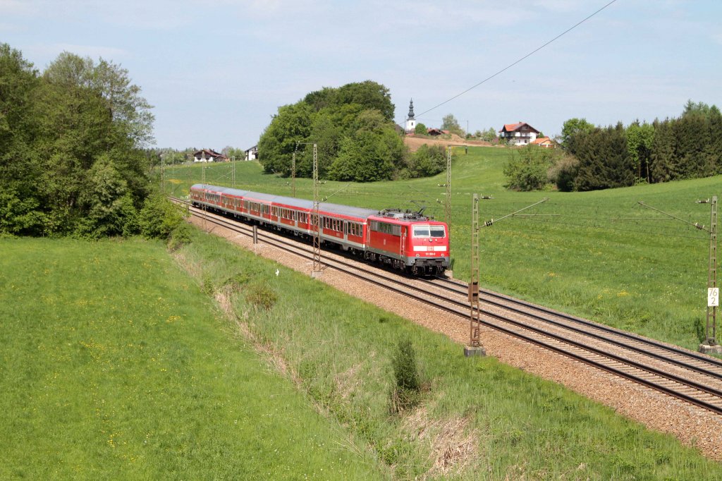 Die 111-059 schiebt den RE von Salzburg nach Mnchen bei Stra am 09.05.2013