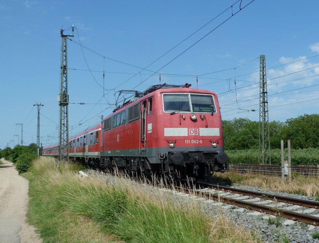 Die 111 062-6 fhrt am 16.06.12 mit einer RB nach Neuenburg am Rhein auf das berholgleis von Mllheim (Baden).