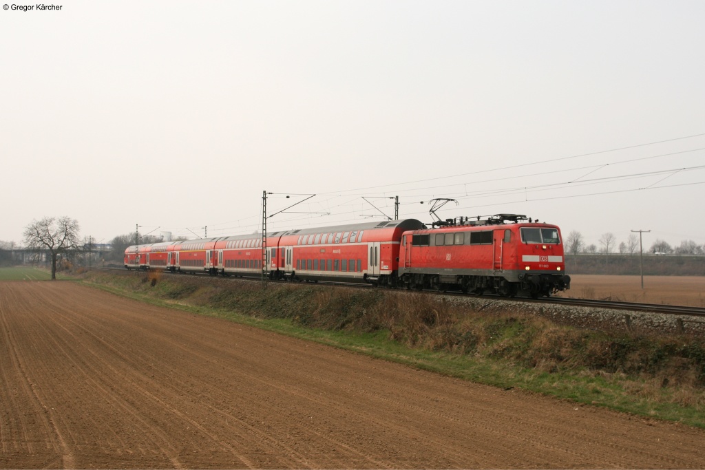 Die 111 063 mit einer RB von Heidelberg nach Frankfurt (Main) kurz vor Weinheim-Ltzelsachsen. Aufgenommen am 29.03.2013.