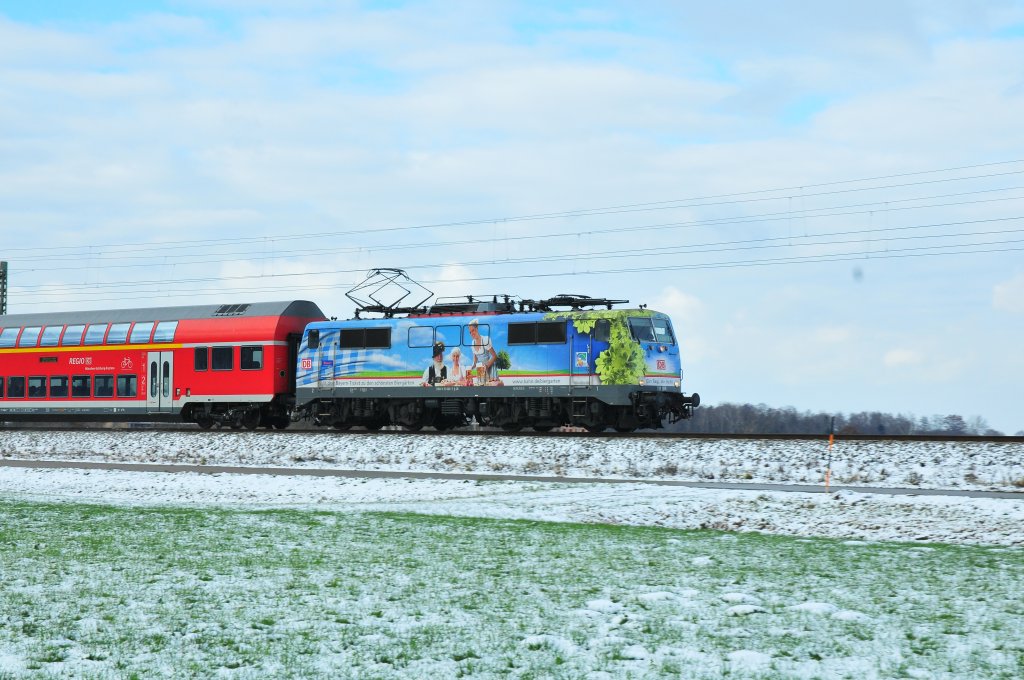 Die 111 066-7 vor einem Regionalzug bei bersee in Richtung Salzburg ladt ein zu einem Biergartenbesuch am 03.12.12. Leider spielt das Wetter nicht mit...