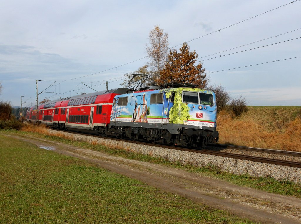 Die 111 066 mit einem RE nach Salzburg am 10.11.2012 unterwegs bei Osterm�nchen.
