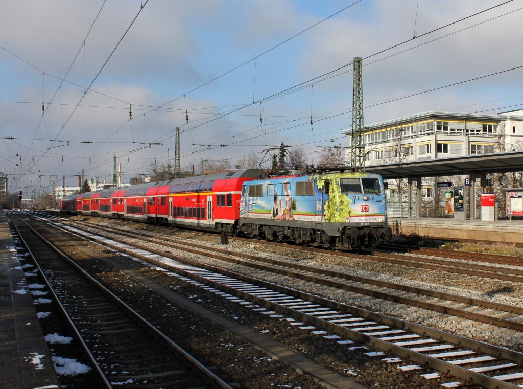 Die 111 066 mit einem RE nach Salzburg am 01.12.2012 bei der Durchfahrt am Heimeranplatz (Mnchen).