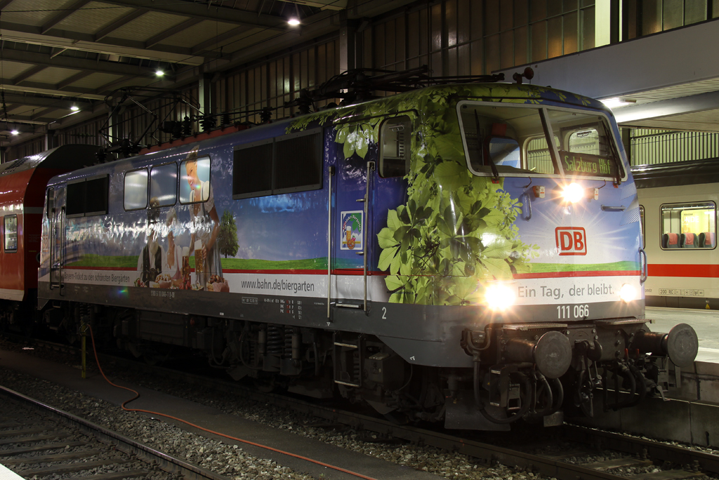 Die 111 066 steht mit einem RE nach Salzburg in Mnchen HBF am 16.07.2012