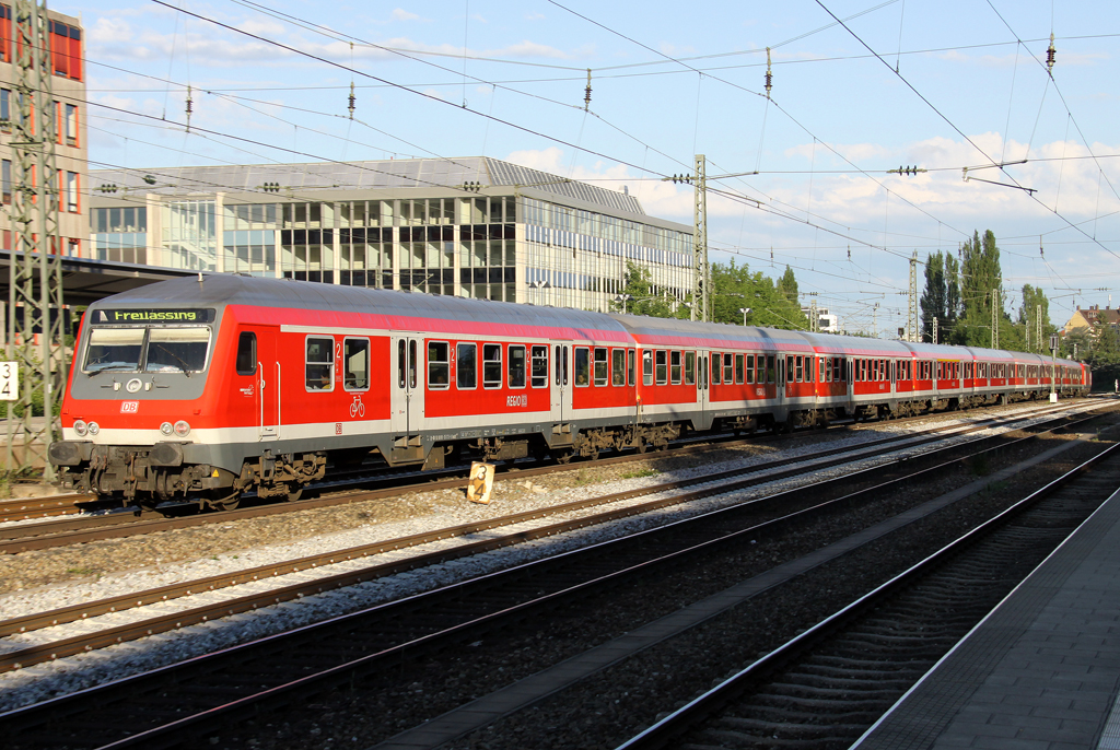 Die 111 068-3 zieht den langen RE von M�nchen nach Freilassing durch M�nchen Heimeranplatz am 07.07.2012