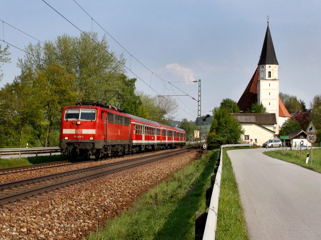 Die 111 068 mit einem Radl RE am 23.04.2011 unterwegs bei Hausbach. 