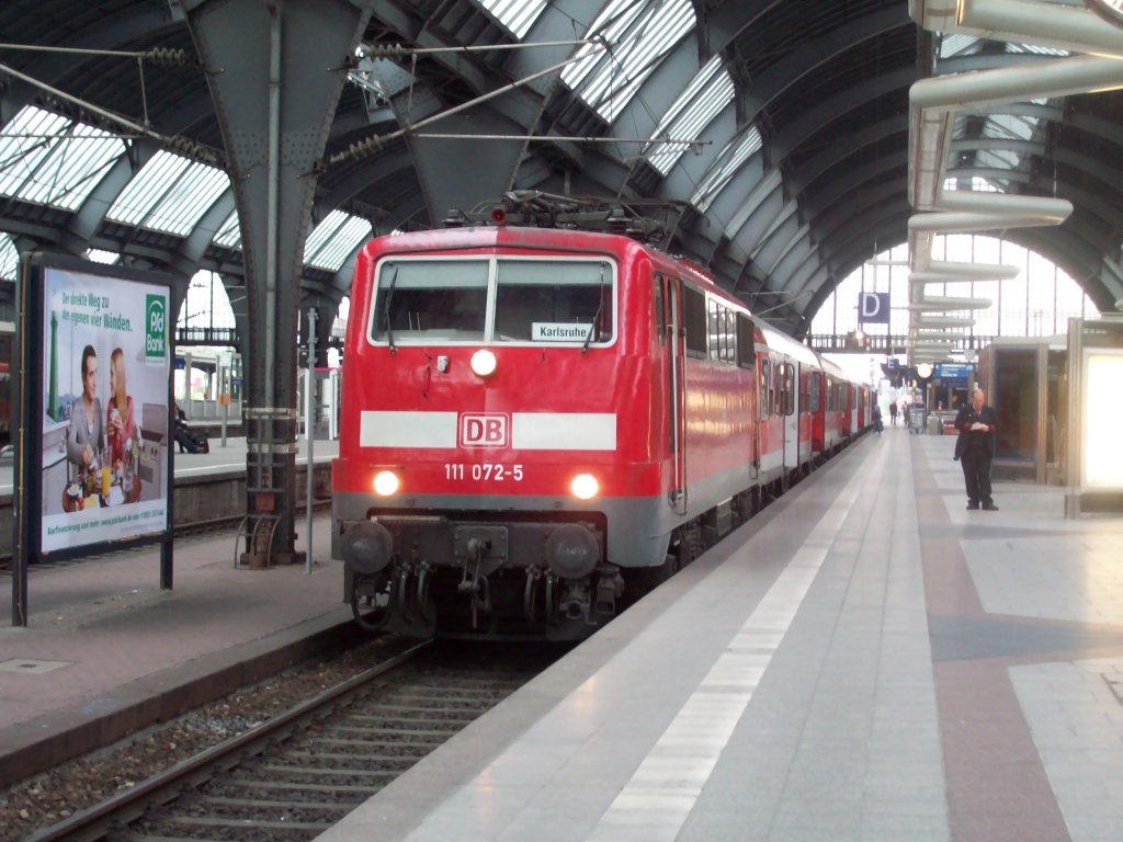 Die 111 072-5 zeigte sich am 5:10:2010 um 20:00 Uhr im Karlsruher Hbf