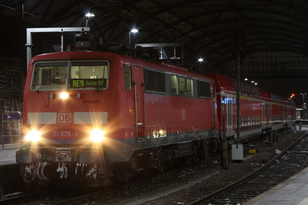 Die 111 075-8 war am 14.12.2010 vor einem RE9 in Aachen Hbf.