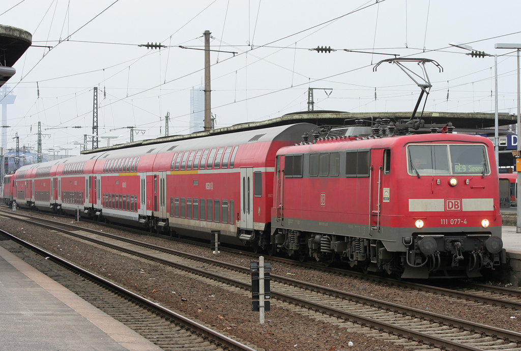 Die 111 077-4 und 111 015-4 fahren den RE9 im Sandwich von Aachen nach Siegen aus Kln Messe/Deutz am 20.02.2011