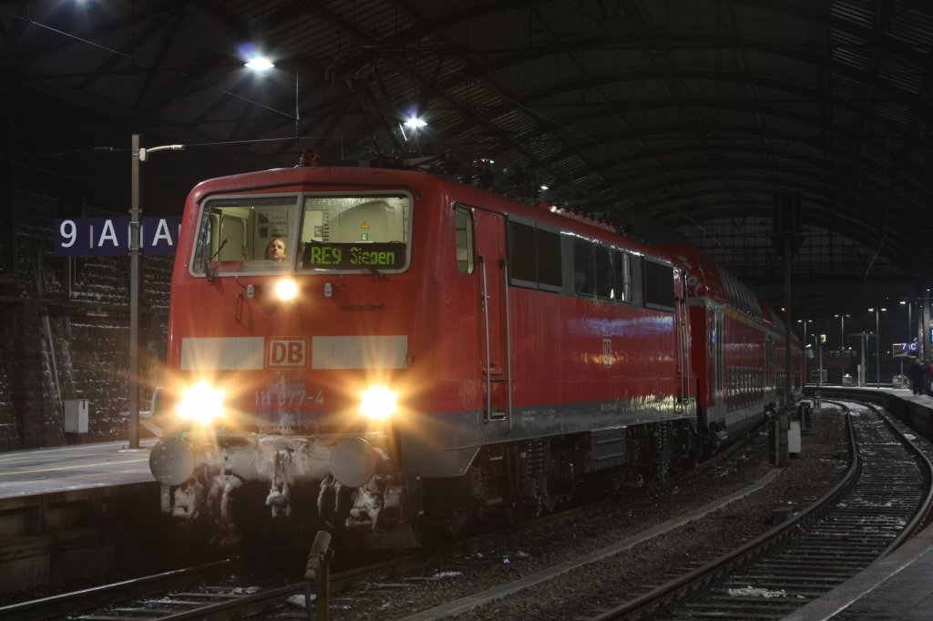 Die 111 077-4 war am 14.12.2010 an einem RE9 in Aachen Hbf.