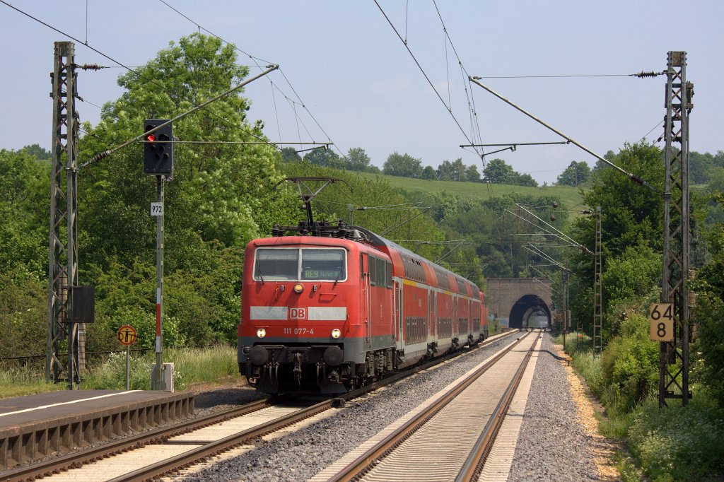 Die 111 077 mit einem RE9 am 29.05.2012 in Eilendorf.
