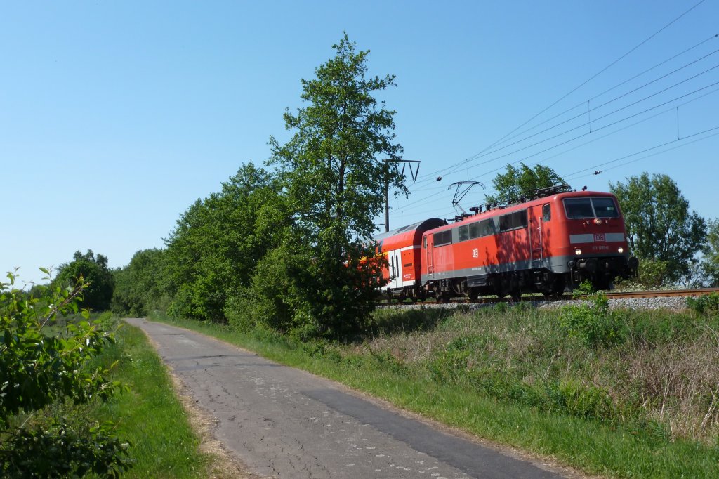 Die 111 081-6 mit einem RE nach Mnster am 26.05.2012 bei Neermoor.