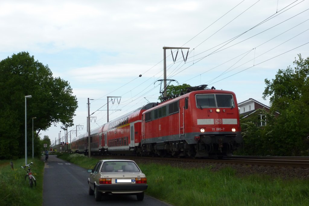 Die 111 085 fuhr am 18.05.2012 mit einem RE von Emden Hbf nach M�nster Hbf, hier kurz vor der Einfahrt in den Bahnhof Leer.