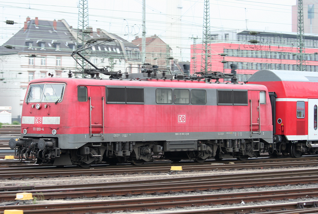 Die 111 100-4 rangiert einen RE durch Frankfurt a.M. HBF am 17.08.2010