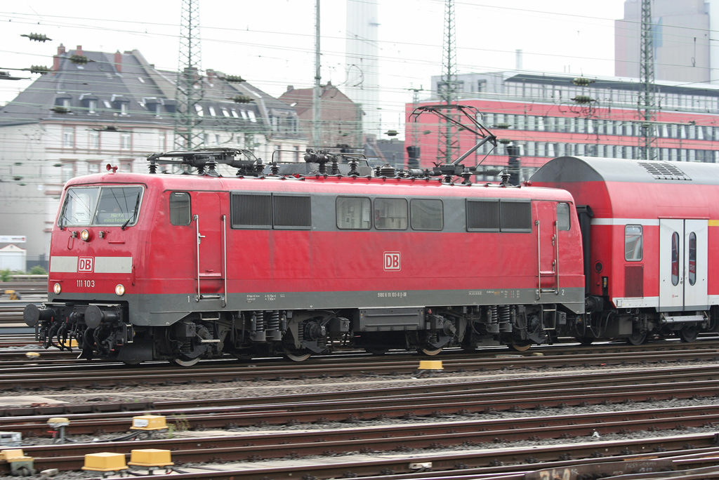 Die 111 103 zieht einen RE in Frankfurt a.M. HBF am 17.08.2010