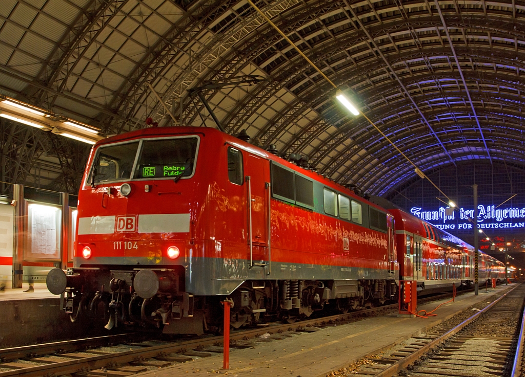 Die 111 104-6 steht am 28.09.2012 im Hbf Frankfurt am Main mit einem RE zur Abfahrt nach Bebra und Fulda bereit.
