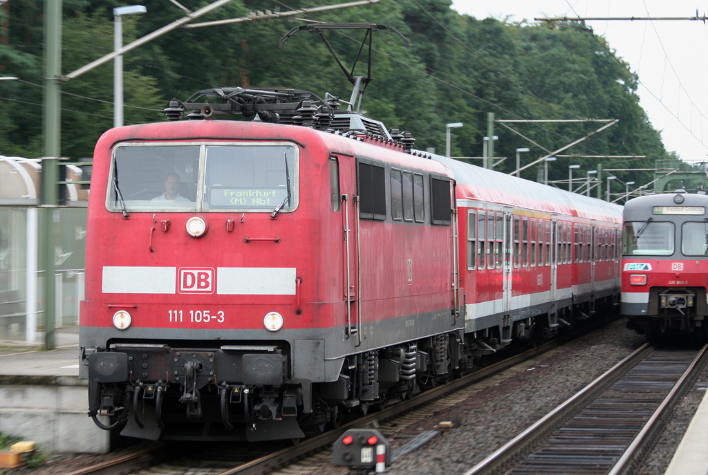 Die 111 105-3 zieht einen RE nach Frankfurt a.M. Hbf durch Frankfurt Zeppelinheim am 17.08.2010