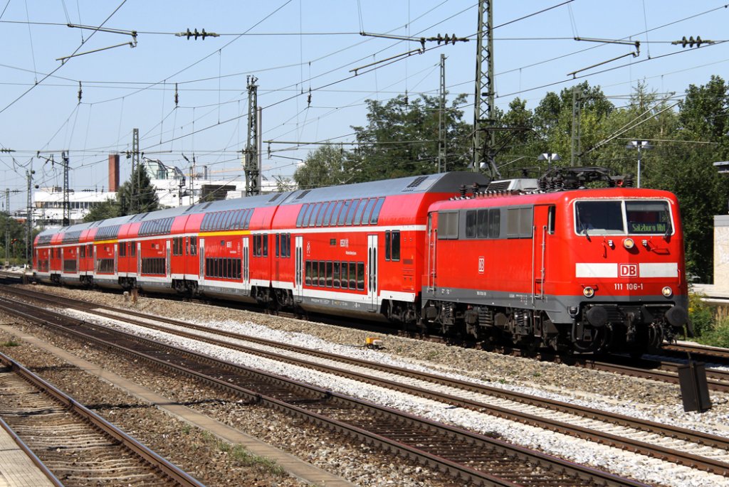 Die 111 106-1 zieht ihren RE von M�nchen nach Salzburg durch M�nchen Heimeranplatz am 08.09.2012