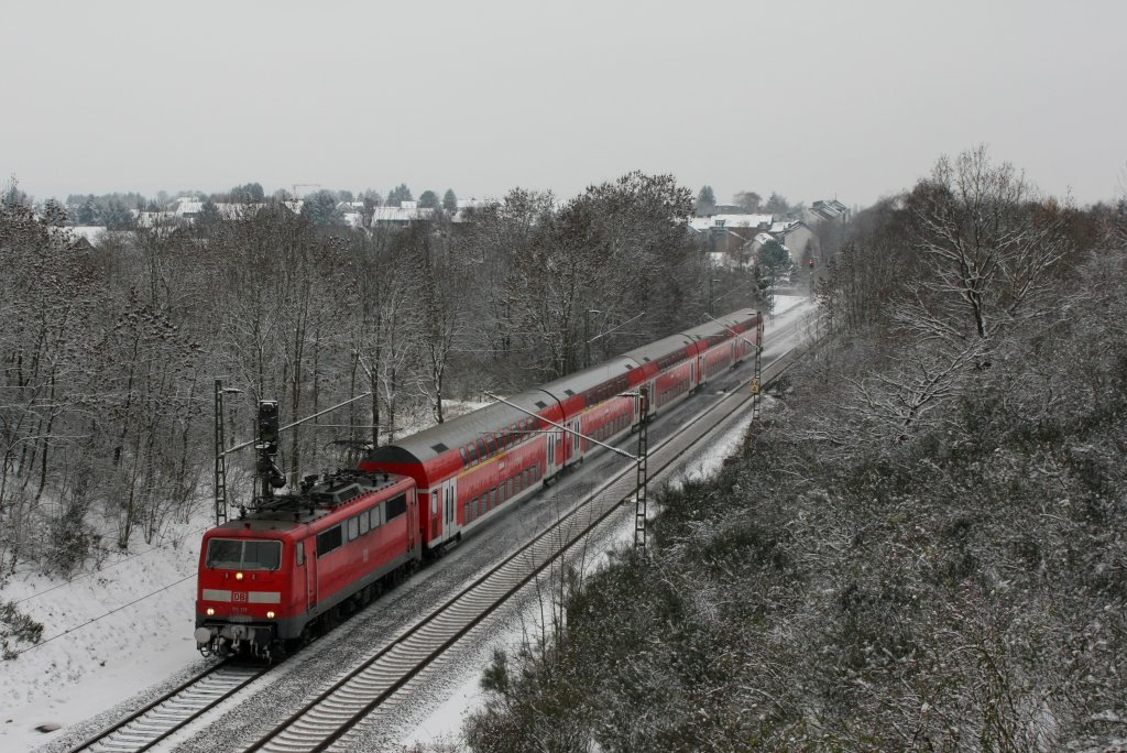Die 111 111-1 fuhr als RE9 am 30.11.2010 in den Nirmer Tunnel ein.