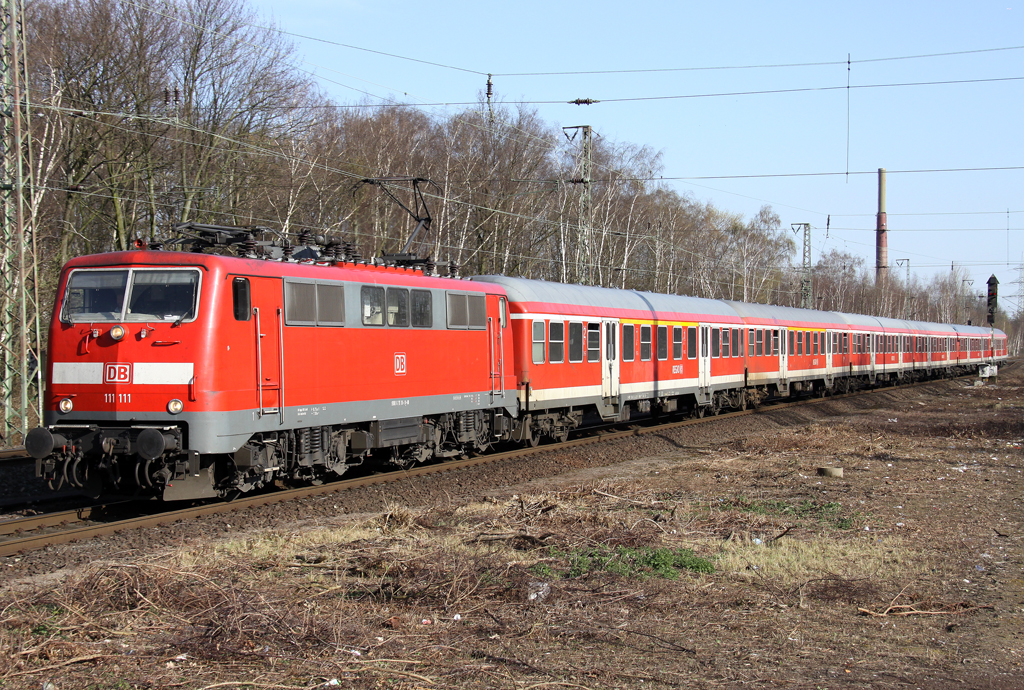 Die 111 111 mit dem RB35 Verstrker von Dsseldorf nach Wesel in Dinslaken am 26.03.2012