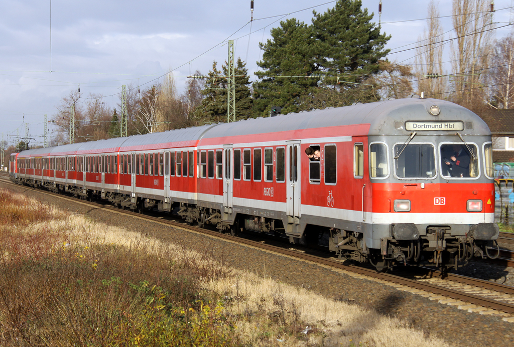 Die 111 111 rennt mit dem RE1 Zusatzzug von Dsseldorf nach Dortmund durch Angermund am 17.12.2011